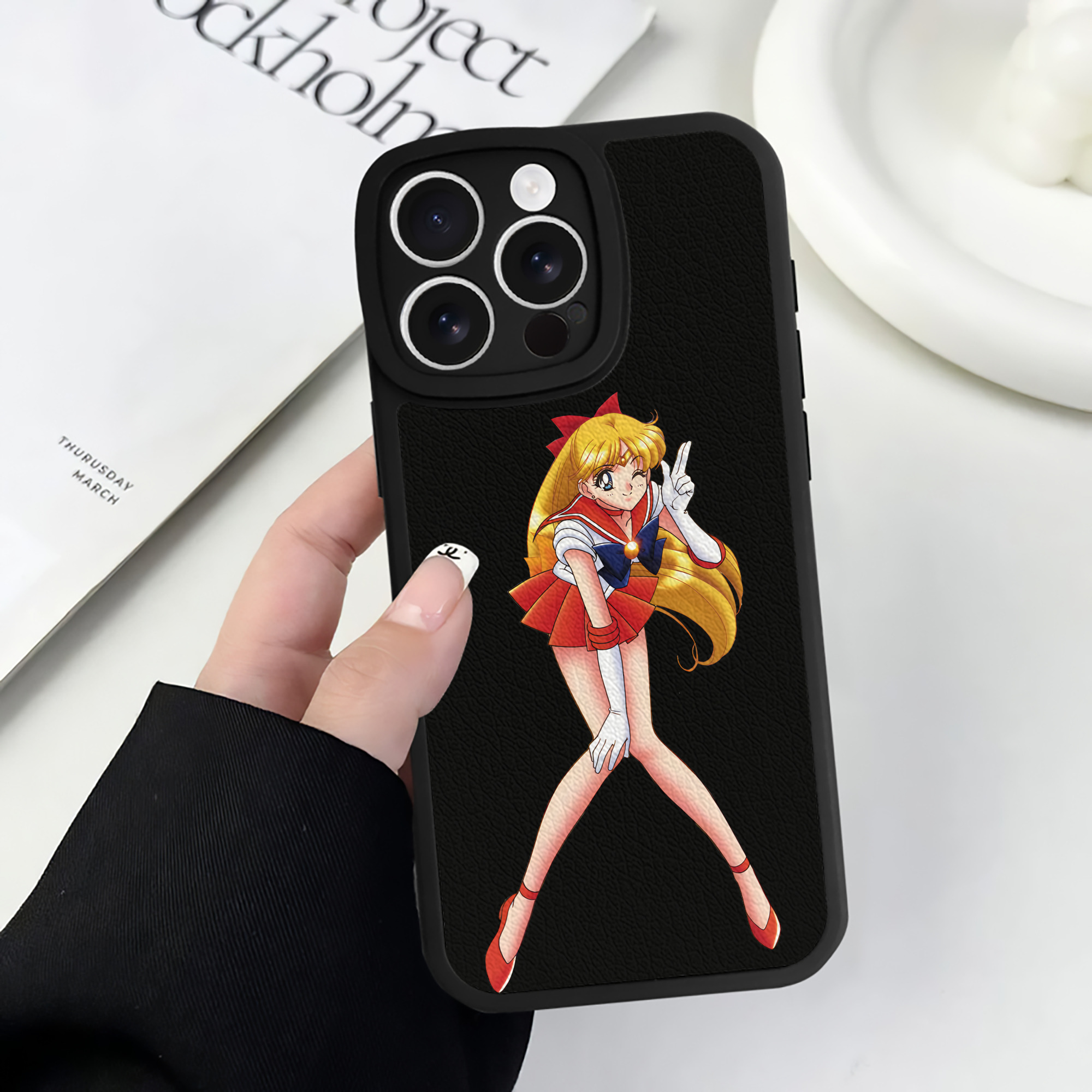 （画像用） 美少女戦士セーラームーン 愛野 美奈子 あいの みなこ Sailor Moon Aino Minako 【iPhone 16シリーズ対応】シリコンスマホケース（レザー調） 材質：シリコン